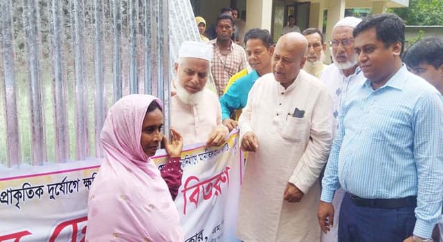 ধামইরহাটে ৭০ পরিবার পেল ঢেউটিন ও নগদ অর্থ