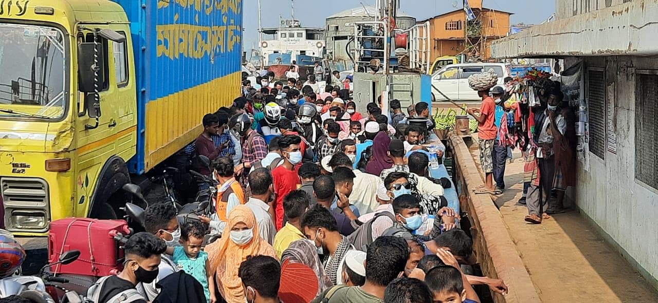 শিমুলিয়া ঘাটে যাত্রী ও যানবাহনের ভিড়