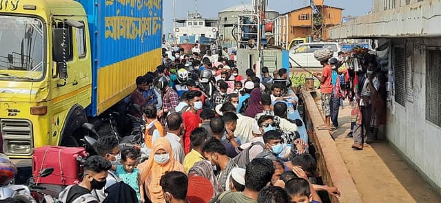 শিমুলিয়া ঘাটে যাত্রী ও যানবাহনের ভিড়