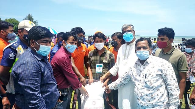 উখিয়ার ২শত কর্মহীনের মাঝে প্রধানমন্ত্রীর খাদ্য সহায়তা প্রদান