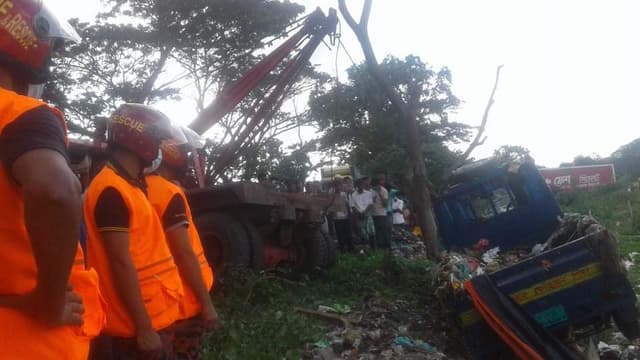 পিকআপ ও রিক্সা ভ্যানের সংঘর্ষে গাড়িসহ পানিতে ডুবে, আহত ২