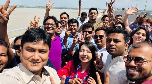 নিয়ম ভেঙে পদ্মা সেতুতে ছাত্রলীগ সভাপতি জয়ের সেলফি, বিতর্ক