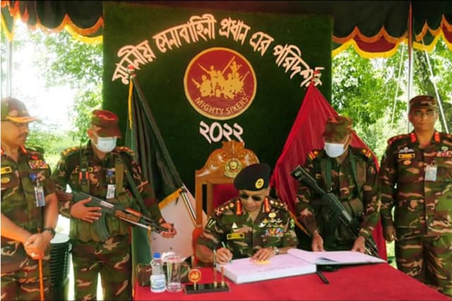 খাগড়াছড়িতে ঈদ উদযাপন করলেন সেনা প্রধান