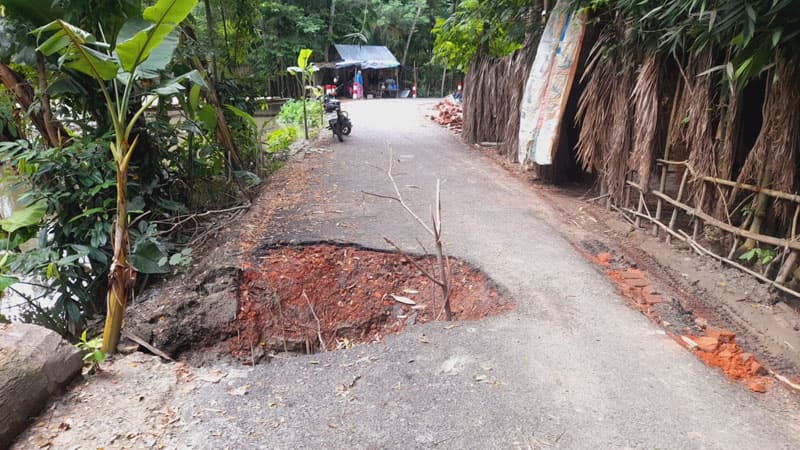 রাজাপুরে ৩ কোটি ৭৮ লাখ টাকার সড়ক নির্মাণে অনিয়ম, উঠে যাচ্ছে পাথর!