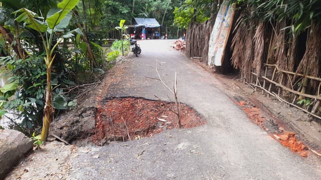 রাজাপুরে ৩ কোটি ৭৮ লাখ টাকার সড়ক নির্মাণে অনিয়ম, উঠে যাচ্ছে পাথর!