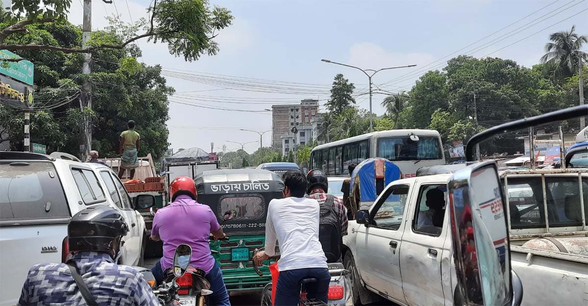 গণপরিবহন ছাড়া রাজধানীতে চলছে সবই