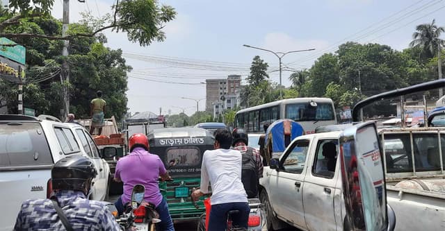 গণপরিবহন ছাড়া রাজধানীতে চলছে সবই