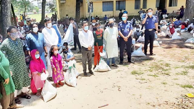 হিলিতে ৩০০ পরিবারে খাদ্য সহায়তা কালের কণ্ঠ শুভ সংঘের