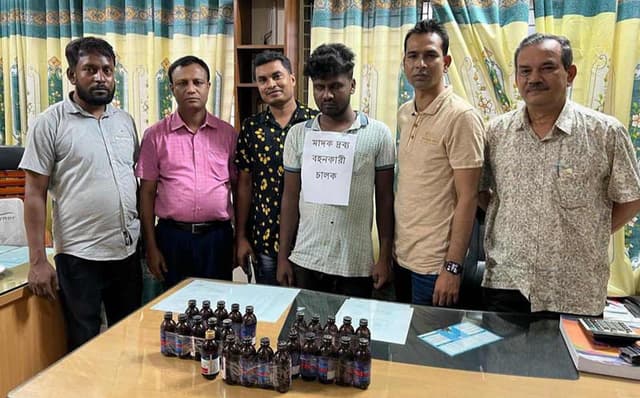 হিলিতে পাথর বোঝাই ভারতীয় ট্রাক থেকে ফেন্সিডিল জব্দ