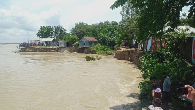 দৌলতদিয়ায় চোখের সামনে হঠাৎ পদ্মার ভয়াবহ ভাঙন