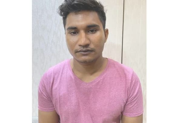 নগ্ন ছবি দেখিয়ে কিশোরীকে ধর্ষণ