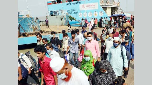 ফেরিঘাটে বেড়েছে ভিড়, কঠোর অবস্থানে পুলিশ