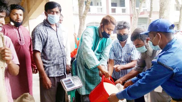 ধামইরহাটে ১৩ শতাধিক পরিবারে ভিজিএফ'র চাল বিতরণ