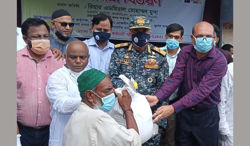 মোংলা বন্দর শ্রমিক কর্মচারীদের মাঝে খাদ্য সামগ্রী বিতরণ