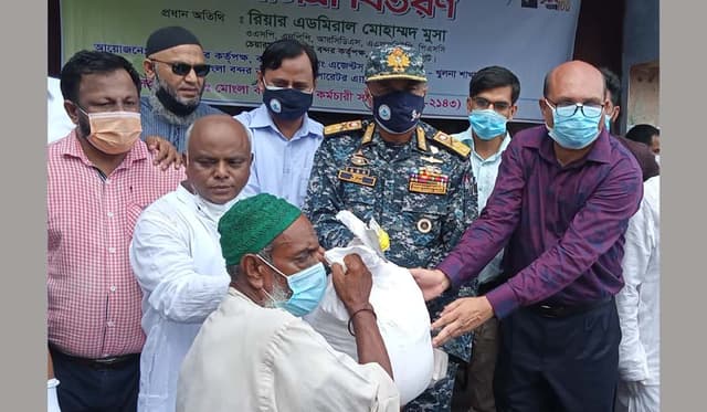 মোংলা বন্দর শ্রমিক কর্মচারীদের মাঝে খাদ্য সামগ্রী বিতরণ