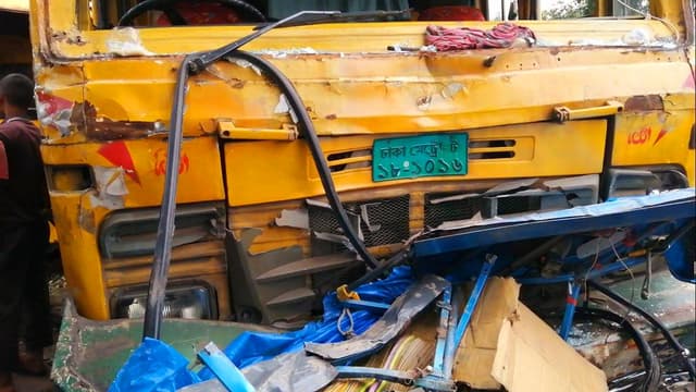 ট্রাকের ধাক্কায় ৩ যাত্রী নিহত