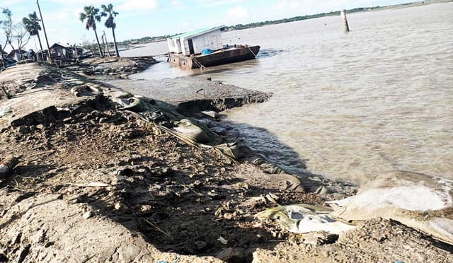 প্রতাপনগরের কুড়িকাহুনিয়া লঞ্চঘাটে বেড়ী বাঁধ প্লাবিত