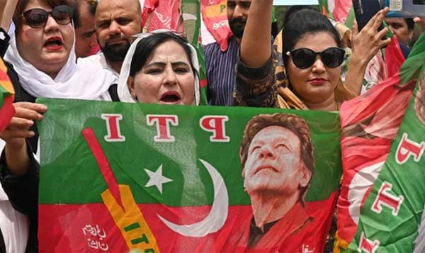 পাকিস্তানে তেহরিক-ই-ইনসাফ নিষিদ্ধ করতে যাচ্ছে সরকার