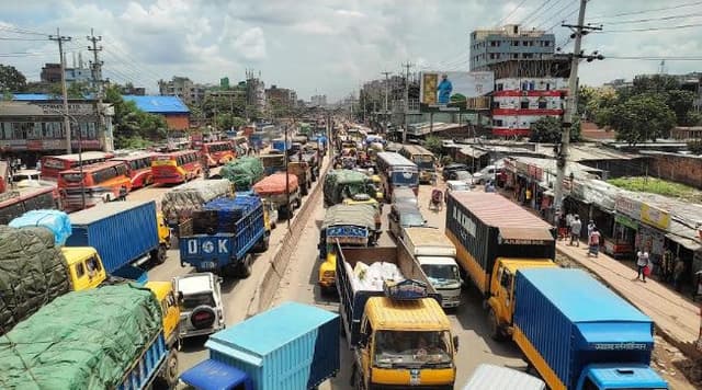 সাভারে তিন সড়ক ও মহাসড়কে তীব্র যানজট