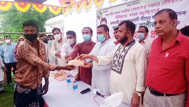 দৌলতদিয়ায় ভাঙনে ক্ষতিগ্রস্তদের মাঝে অর্থ সহায়তা প্রদান