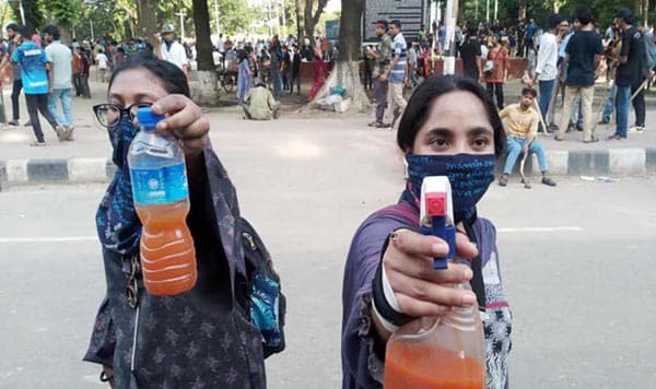 আত্মরক্ষার্থে মরিচের গুঁড়া মেশানো পানি নিয়ে আন্দোলনে ছাত্রীরা