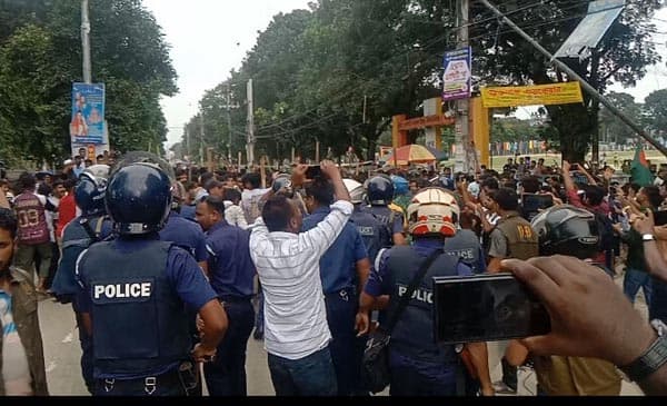 ঠাকুরগাঁওয়ে আন্দোলনকারী শিক্ষার্থীদের সাথে ছাত্রলীগের দফায় দফায় সংঘর্ষ