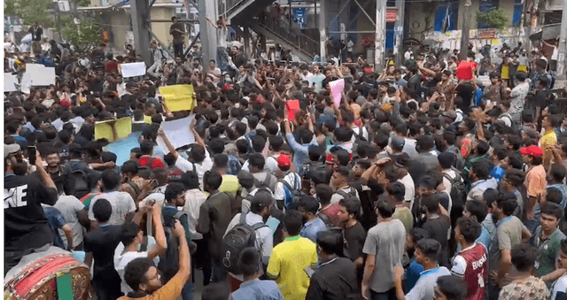 আজও  রাজধানীর বিভিন্ন সড়ক অবরোধ শিক্ষার্থীদের