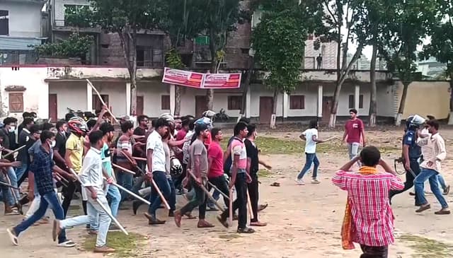 ঝিনাইদহে কোটা বিরোধী শিক্ষার্থীদের উপর ছাত্রলীগের হামলায় আহত ১২