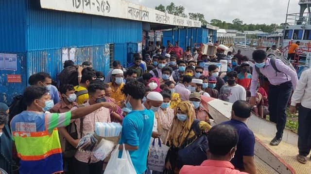 শিমুলিয়ায় ঘরমুখো মানুষের ভিড়, বালাই নেই স্বাস্থ্যবিধির