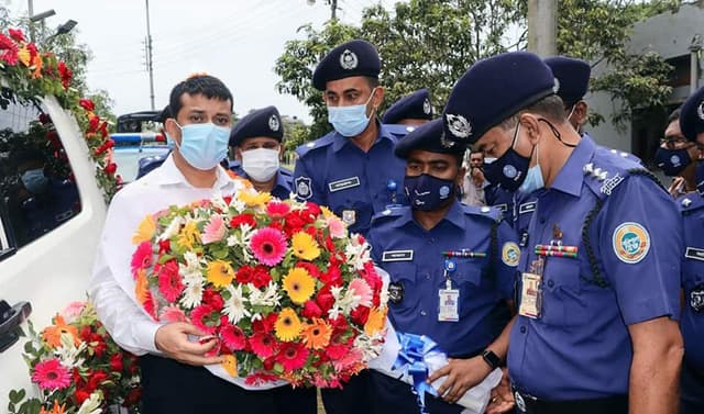 পিরোজপুরের এসপি হায়াতের বিদায়ে গণমানুষের শ্রদ্ধা