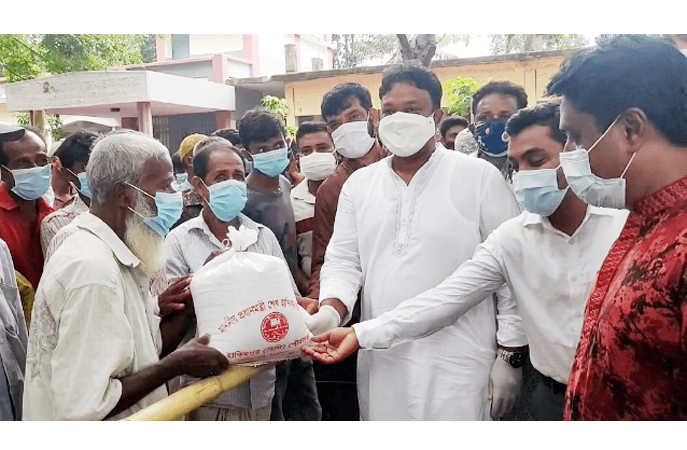 হিলিতে ৩ সহস্রাধিক পরিবারের মাঝে চাল বিতরণ