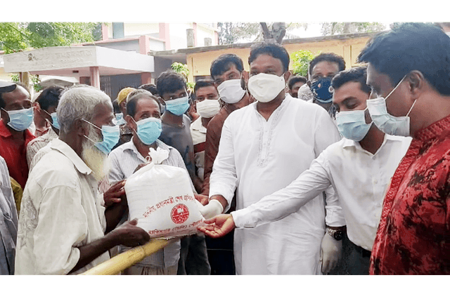 হিলিতে ৩ সহস্রাধিক পরিবারের মাঝে চাল বিতরণ