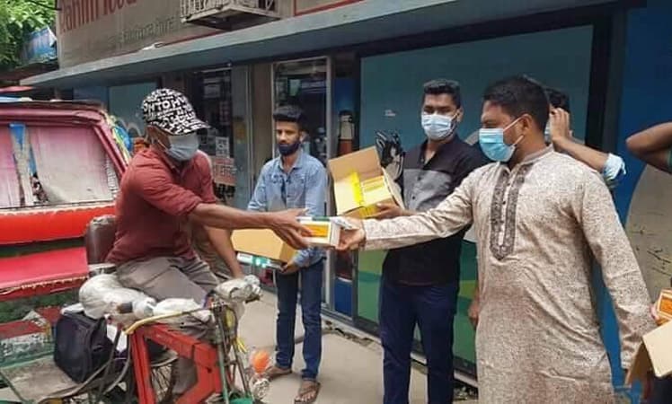 পাবনায় করোনা প্রতিরোধক সামগ্রী বিতরণ