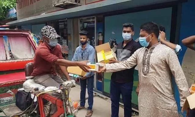 পাবনায় করোনা প্রতিরোধক সামগ্রী বিতরণ