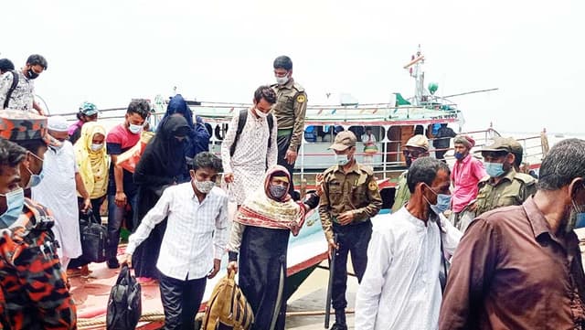 দৌলতদিয়ায় যাত্রীদের নিরাপত্তায় তৎপর আনসার সদস্যরা