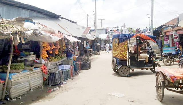 মৎস্যবন্দর আলীপুর চৌরাস্তায় ভাসমান দোকান, ভোগান্তি চরমে