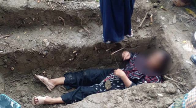 শাশুড়ির জন্য খোড়া কবরে শুয়ে দাফনে বাধা পুত্রবধূর!