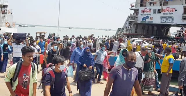 পাটুরিয়া ঘাটে ঈদে ঘরমুখো মানুষের উপচেপড়া ভিড়