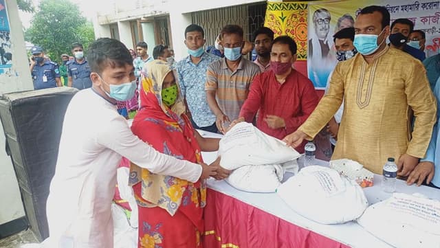 দৌলতদিয়ায় ভাঙন কবলিত মানুষের মাঝে ঈদ সামগ্রী বিতরণ