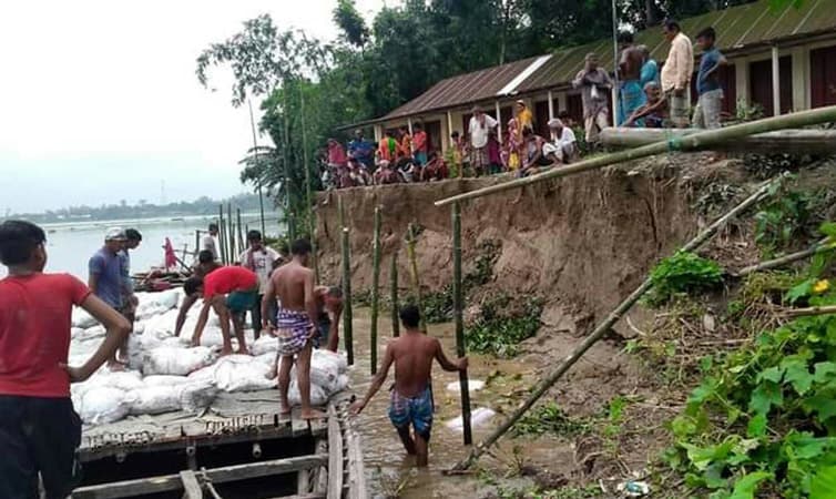 স্কুল বাঁচাতে স্বেচ্ছাশ্রমে ভাঙন রোধের চেষ্টা স্থানীয়দের
