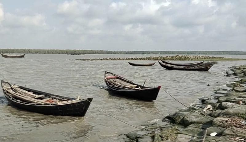 নিষেধাজ্ঞা উপেক্ষা করে সাগরে মাছ শিকার, ১৮ জেলেকে জরিমানা