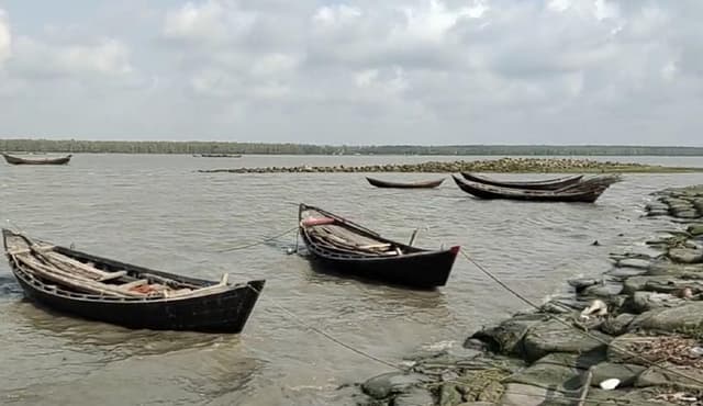 নিষেধাজ্ঞা উপেক্ষা করে সাগরে মাছ শিকার, ১৮ জেলেকে জরিমানা