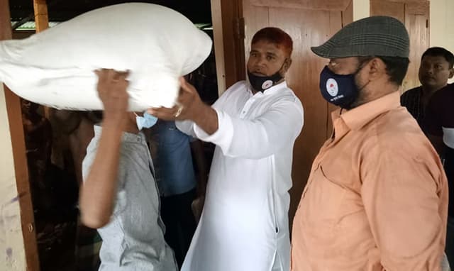 কুয়াকাটায় ১৬শ' ক্ষুদ্র ব্যবসায়ীদের মাঝে চাল বিতরণ
