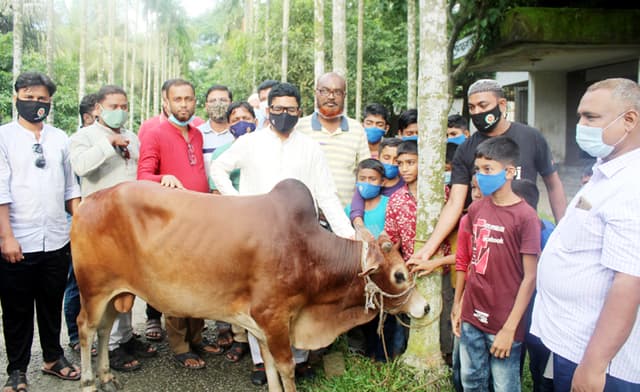 এতিম শিশুদের ঈদ আনন্দে শরীক হলেন উপজেলা চেয়ারম্যান