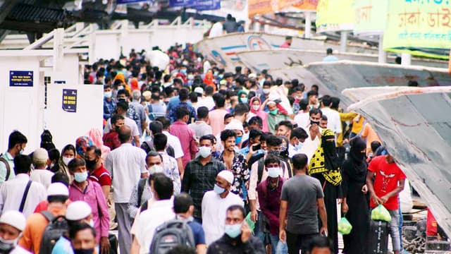বেলা শেষে লঞ্চ ও ট্রেনে উপচেপড়া ভিড়