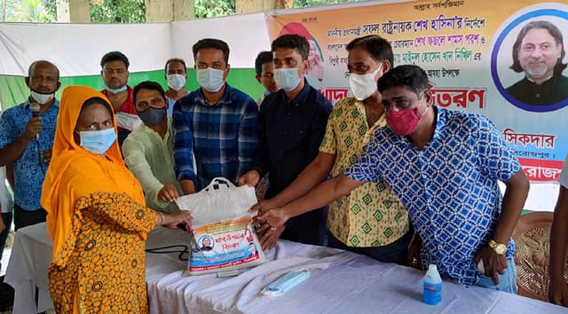 পিরোজপুরে কর্মহীন ৫শ' পরিবারের মাঝে যুবলীগের ঈদ উপহার