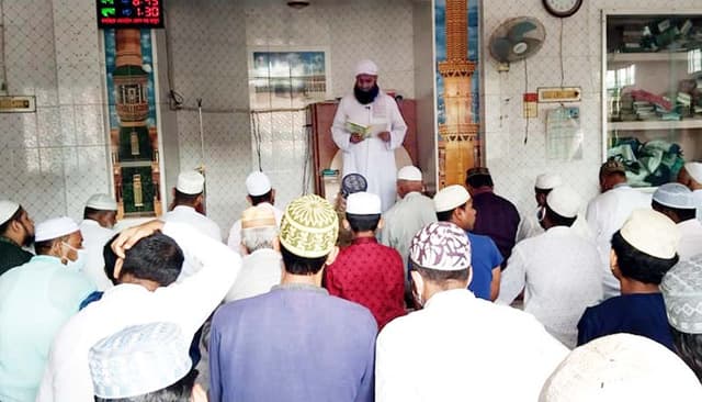 মহামারি থেকে মুক্তি চেয়ে বরিশালে মসজিদে মসজিদে বিশেষ দোয়া