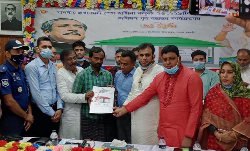 গোয়ালন্দে প্রধানমন্ত্রীর উপহারের ঘর পেল ৬০ পরিবার