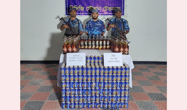 টেকনাফে কোস্টগার্ডের অভিযানে বিপুল বিয়ার-বিদেশী মদ জব্দ