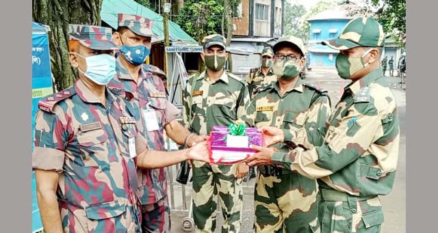 ঈদ উপলক্ষে বিএসএফকে বিজিবির মিষ্টি উপহার
